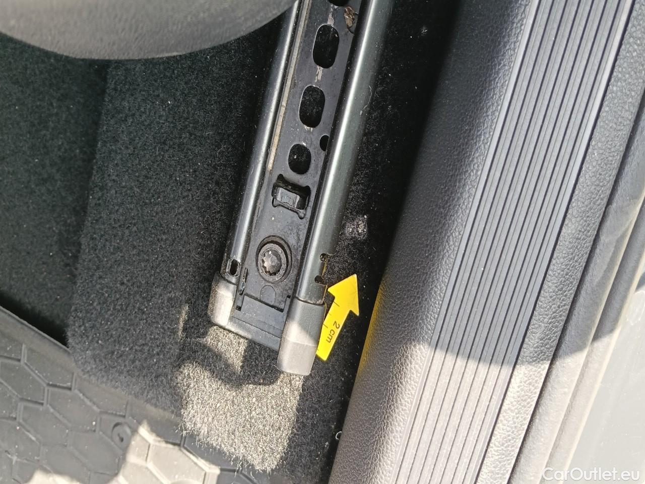  Volkswagen  Golf  Life 1.0 TSI #34