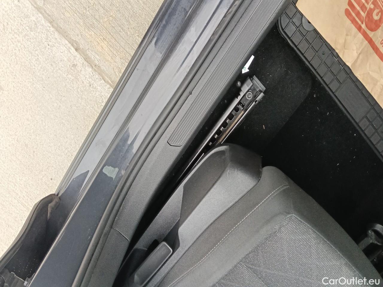  Volkswagen  Golf  Life 1.0 TSI #40