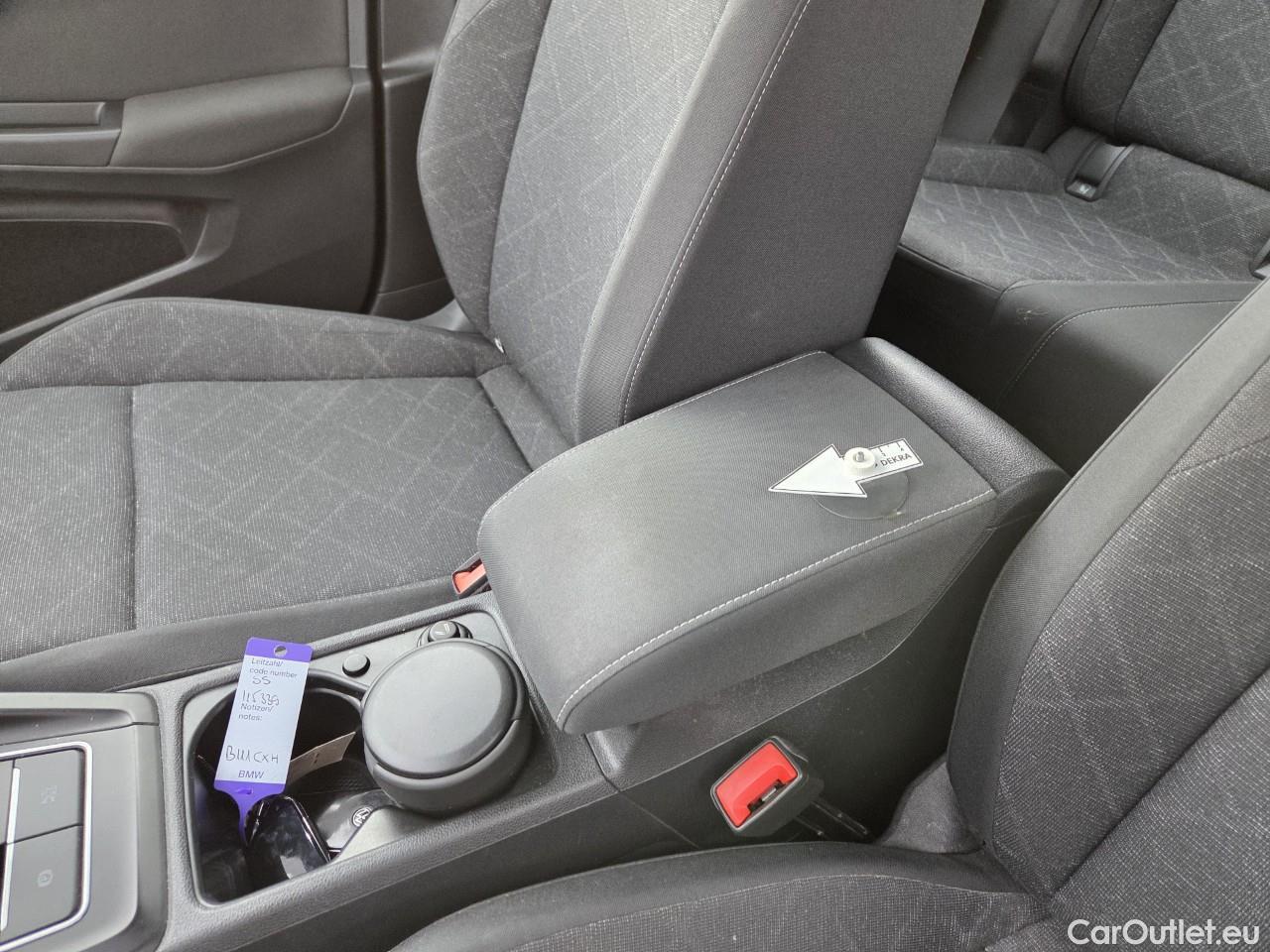  Volkswagen  Golf  Life 1.0 TSI #38