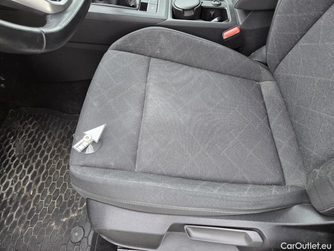  Volkswagen  Golf  Life 1.0 TSI #38