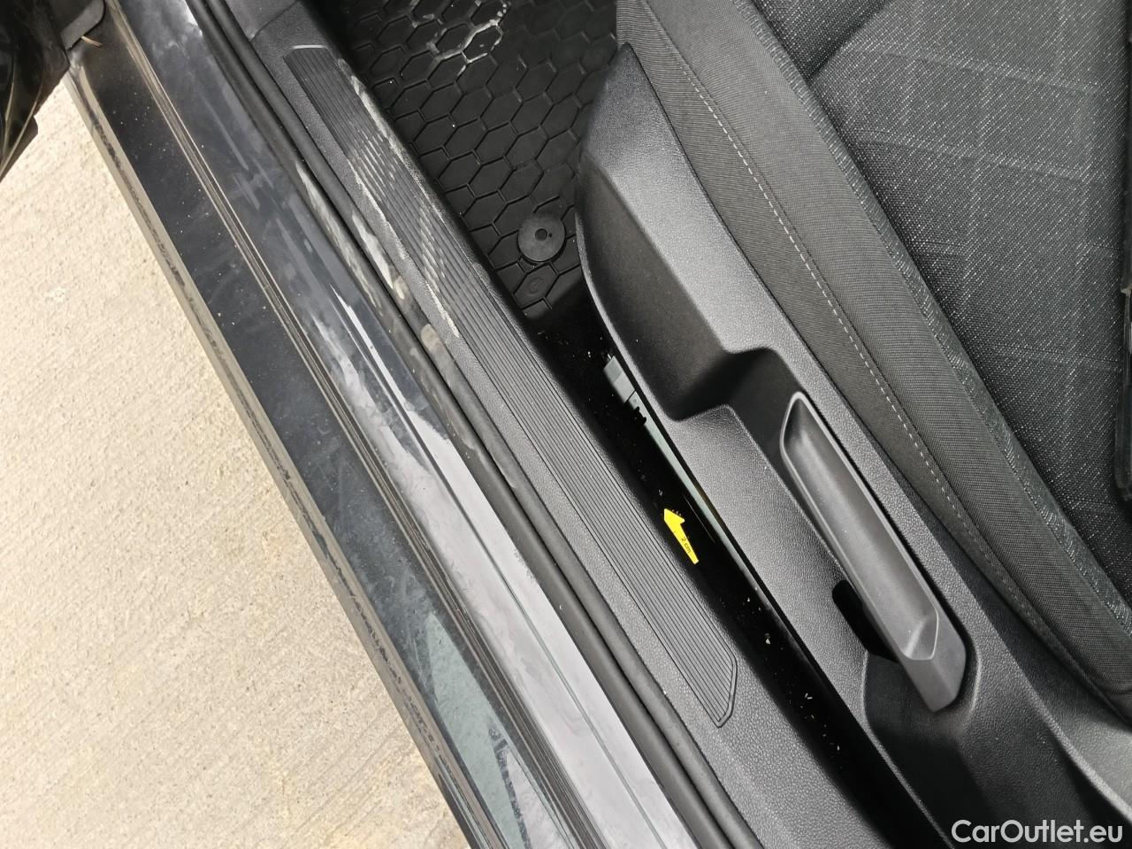  Volkswagen  Golf  Life 1.0 TSI #36