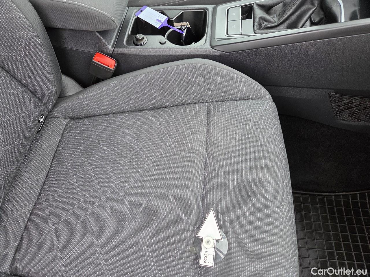  Volkswagen  Golf  Life 1.0 TSI #23