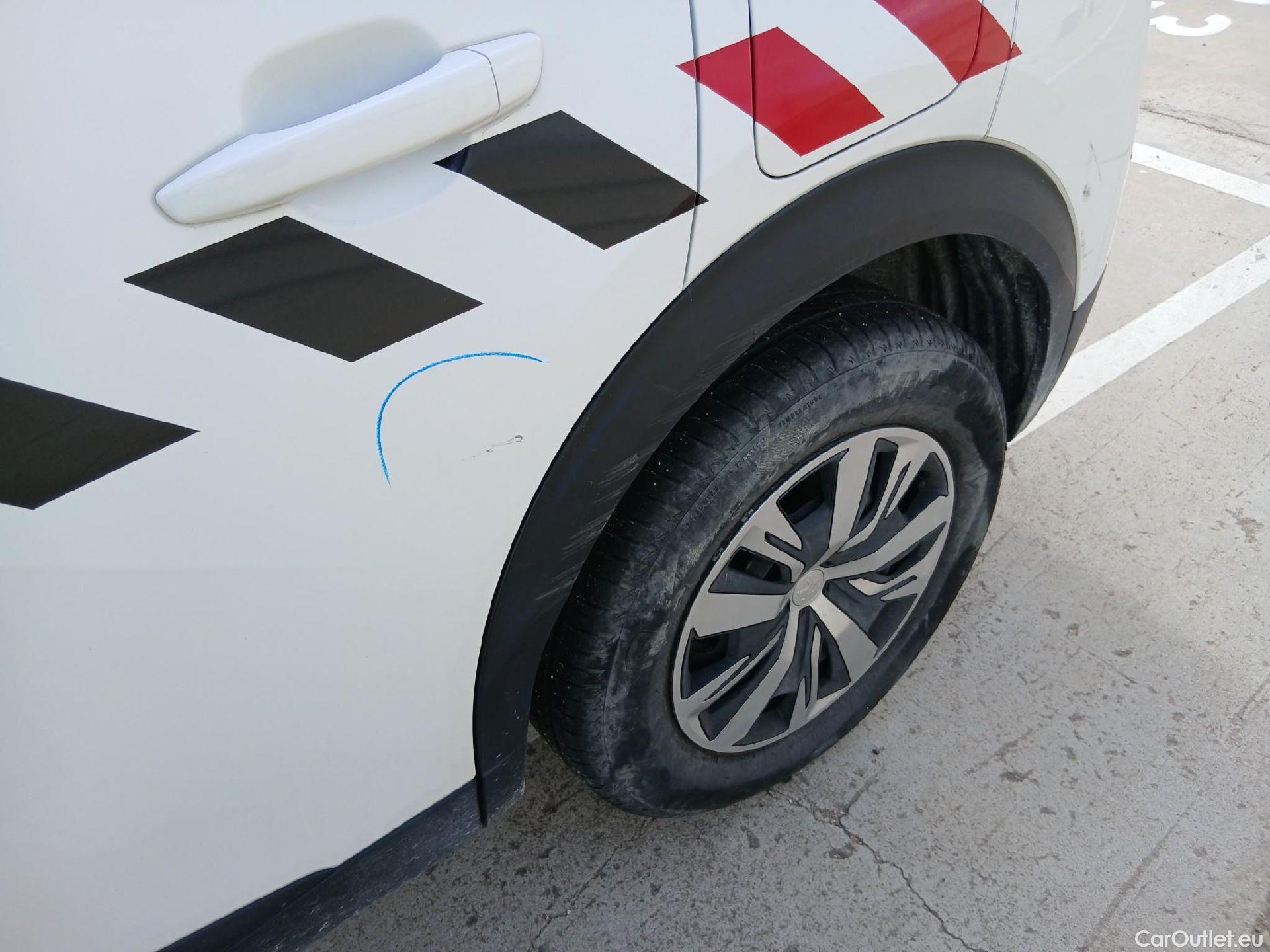  Peugeot  2008 PEUGEOT  / 2019 / 5P / todoterreno Active BlueHDI 81kW (110CV) #17