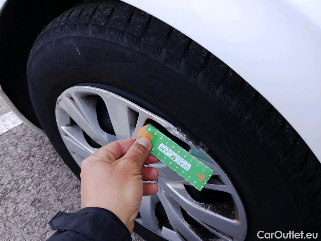  Peugeot  208 PEUGEOT  5p 1G berlina con portón 5P ACTIVE 1.6 BlueHDi 75 #39