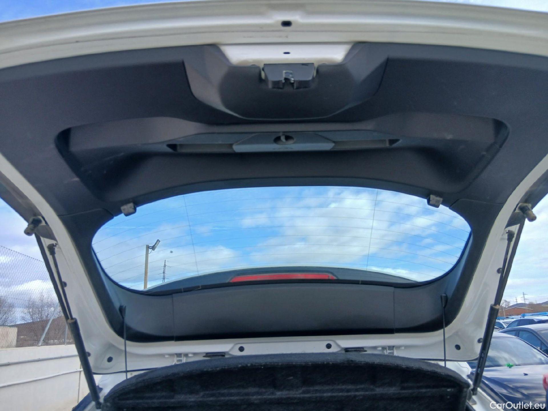  Peugeot  2008 PEUGEOT  / 2019 / 5P / todoterreno Active BlueHDI 81kW (110CV) #24