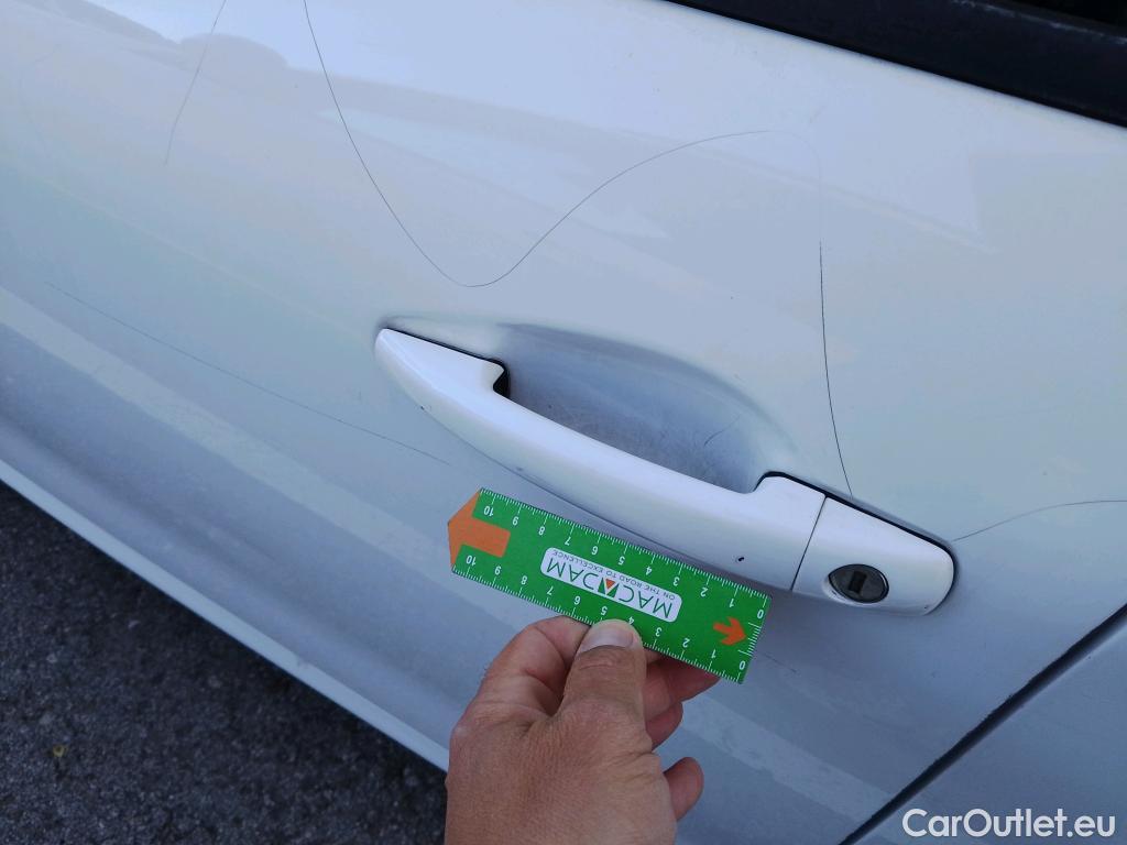  Peugeot  208 PEUGEOT  5p 1G berlina con portón 5P ACTIVE 1.6 BlueHDi 75 #43