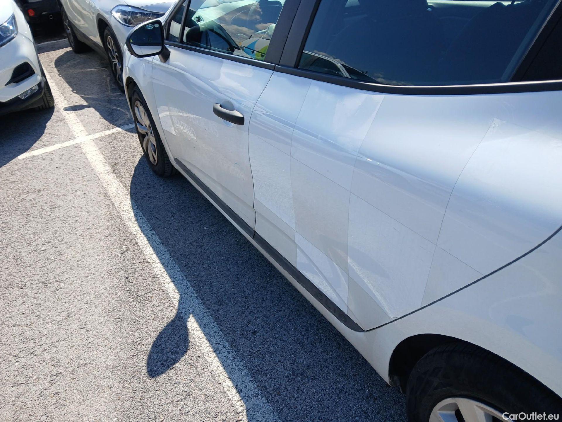  Renault  Clio RENAULT  / 2019 / 5P / berlina con portón Business TCe 74 kW (100CV) GLP #15