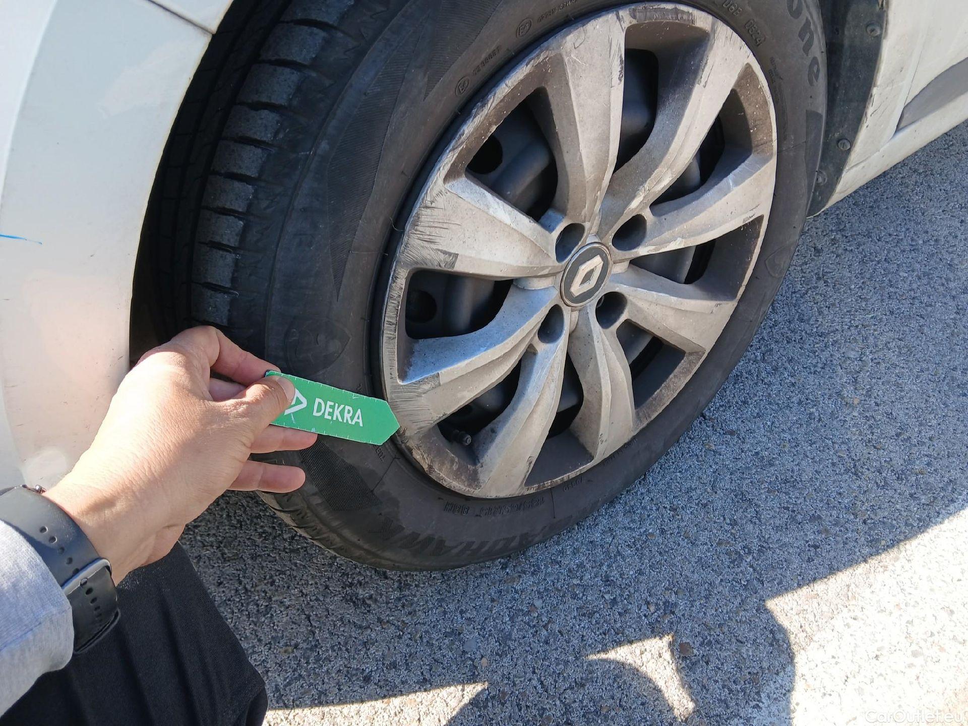  Renault  Clio RENAULT  / 2019 / 5P / berlina con portón Business TCe 74 kW (100CV) GLP #9