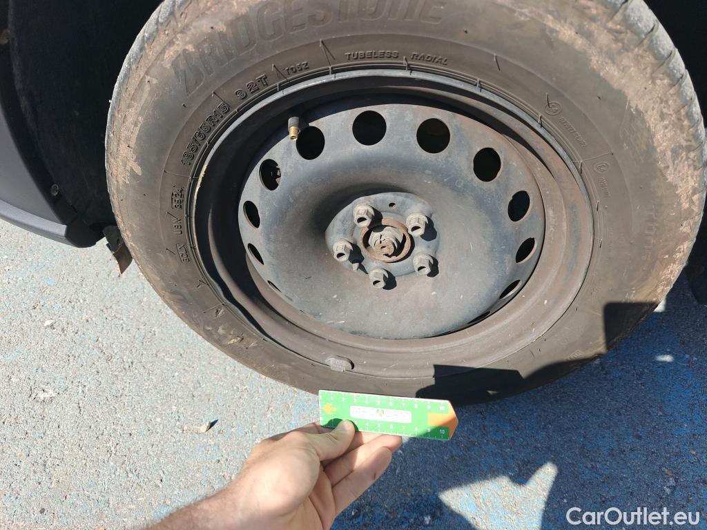  Fiat  Doblo FIAT Doblò Cargo/2015/4P/furgón derivado de turismo Cargo SX 1.3 Mjet 70 kW (95 CV) #77