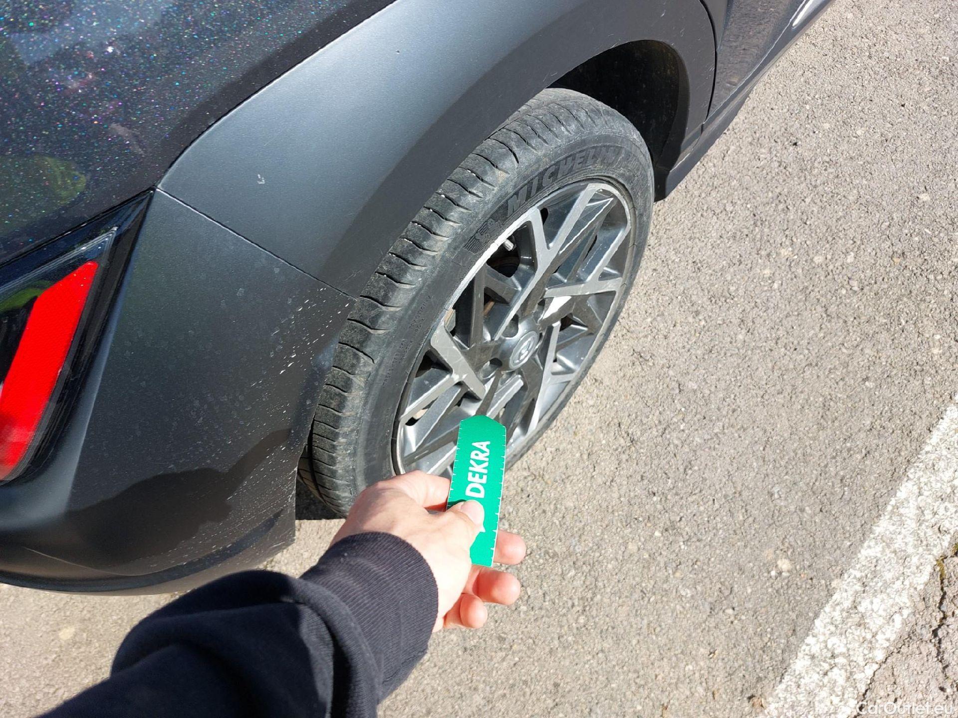  Hyundai  Konna HYUNDAI Kona / 2020 / 5P / todoterreno 1.6 GDI HEV Style Sky DCT #17