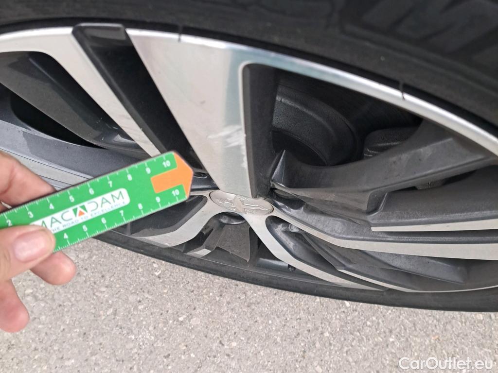  Peugeot  5008 PEUGEOT  / 2020 / 5P / todoterreno 1.5 BlueHDi 96kW (130CV) S&S Allure EAT8 #2