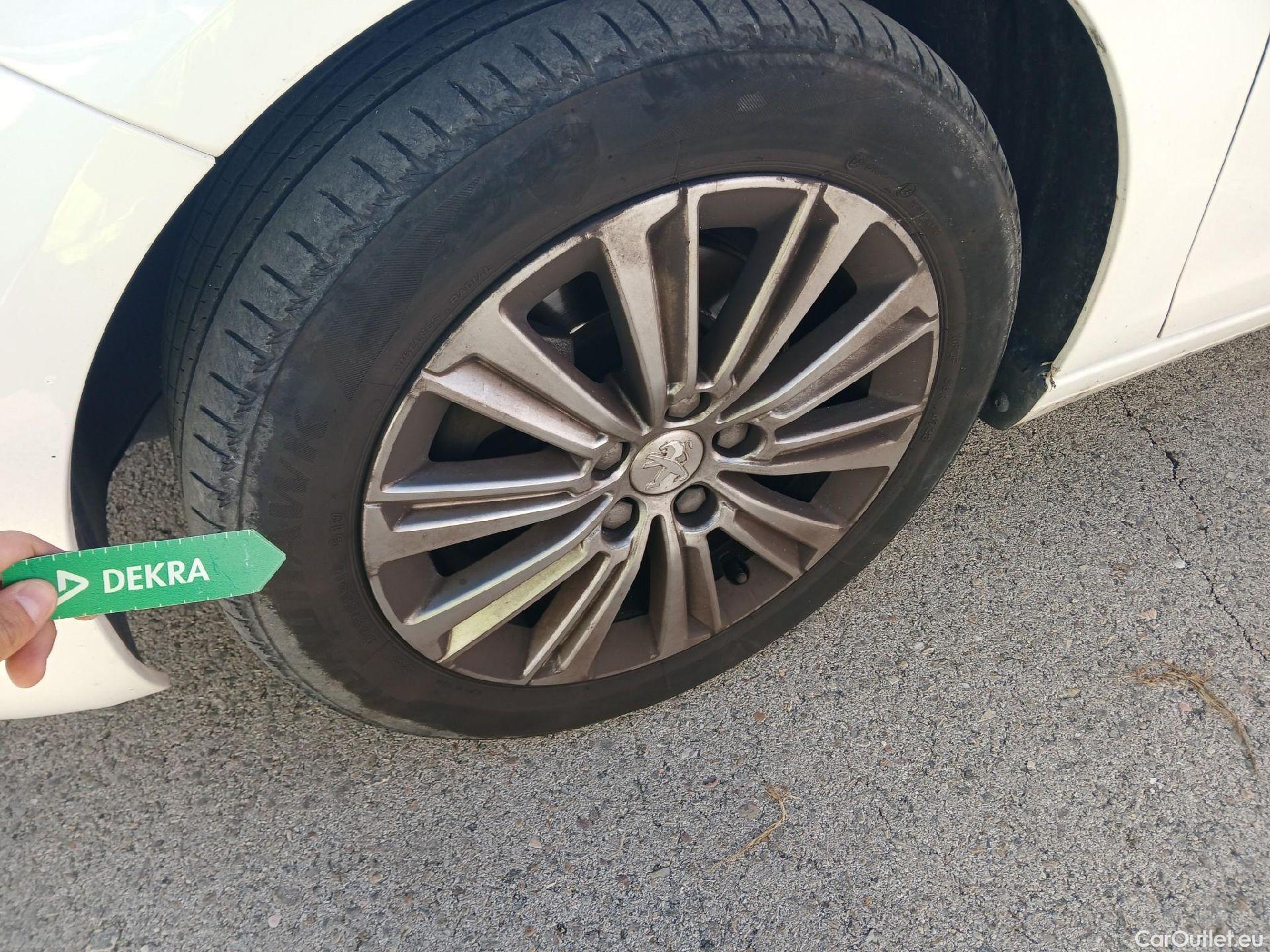  Peugeot  308 PEUGEOT  / 2017 / 5P / berlina con portón 5p Allure PureTech 130 S&S (CX) #14