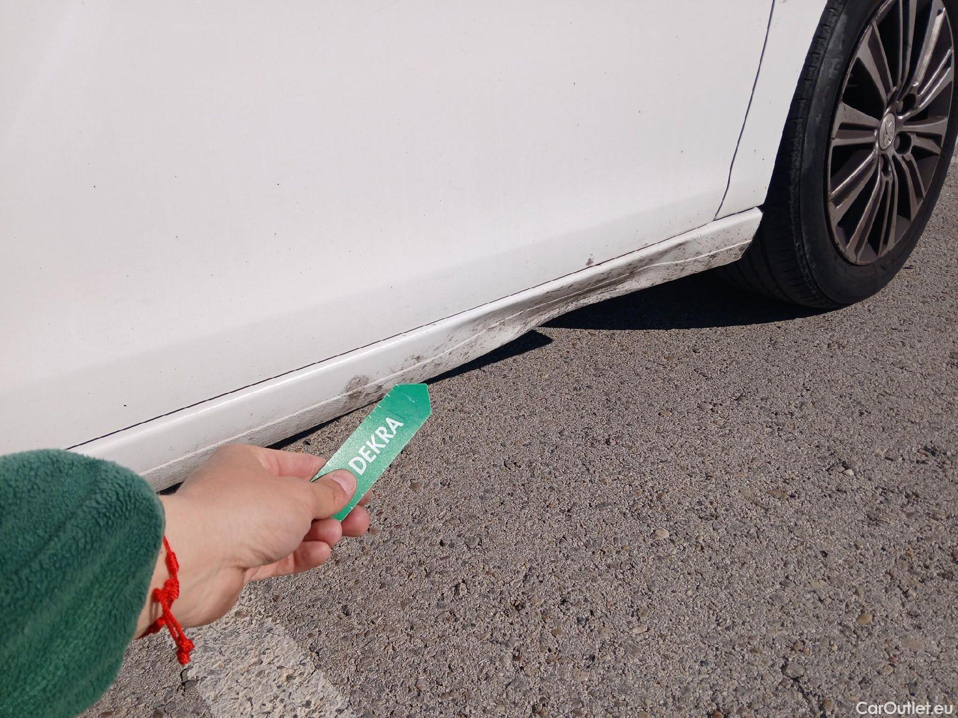  Peugeot  308 PEUGEOT  / 2017 / 5P / berlina con portón 5p Allure PureTech 130 S&S (CX) #38