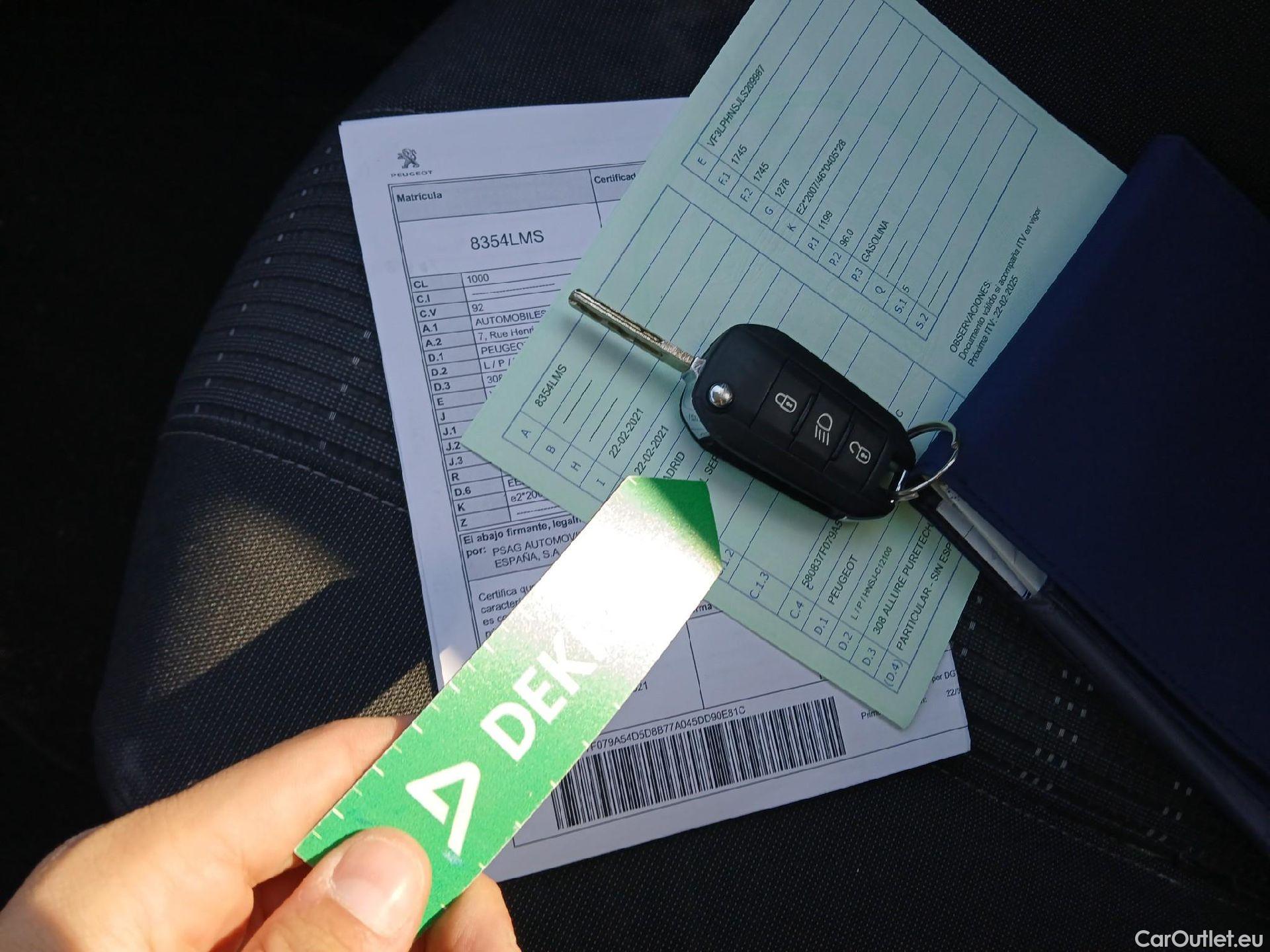  Peugeot  308 PEUGEOT  / 2017 / 5P / berlina con portón 5p Allure PureTech 130 S&S (CX) #2