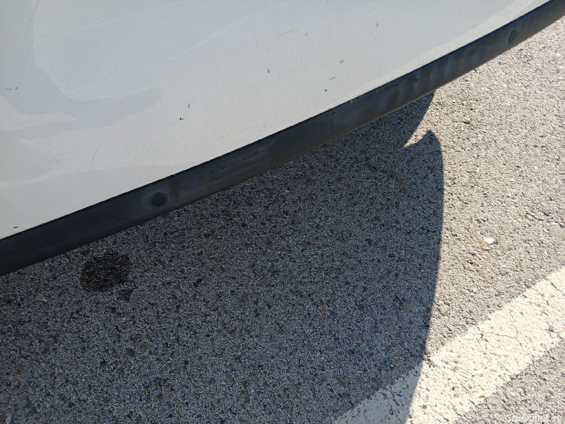  Peugeot  308 PEUGEOT  / 2017 / 5P / berlina con portón 5p Allure PureTech 130 S&S (CX) #30