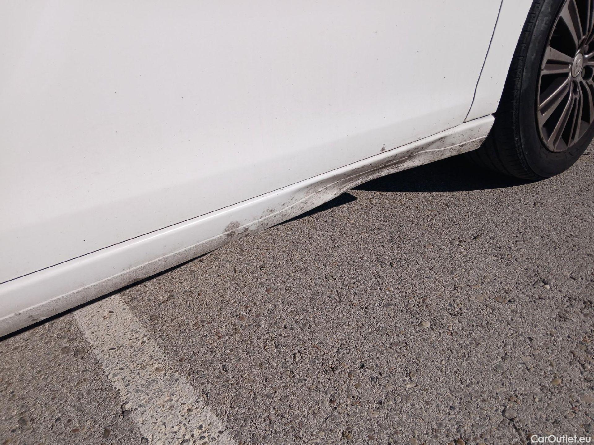  Peugeot  308 PEUGEOT  / 2017 / 5P / berlina con portón 5p Allure PureTech 130 S&S (CX) #39