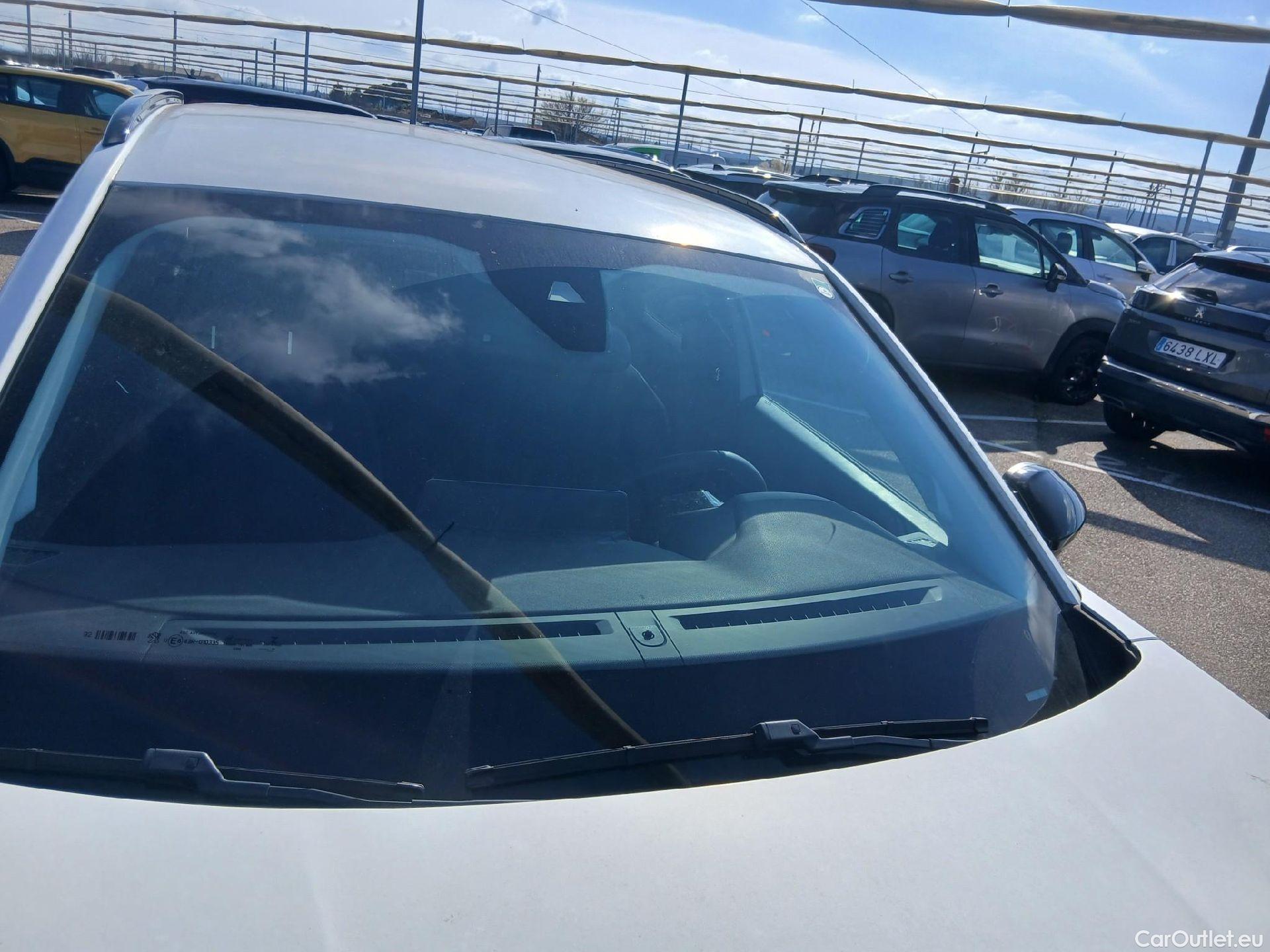  Peugeot  2008 PEUGEOT  / 2019 / 5P / todoterreno Allure BlueHDI 81kW (110CV) #21