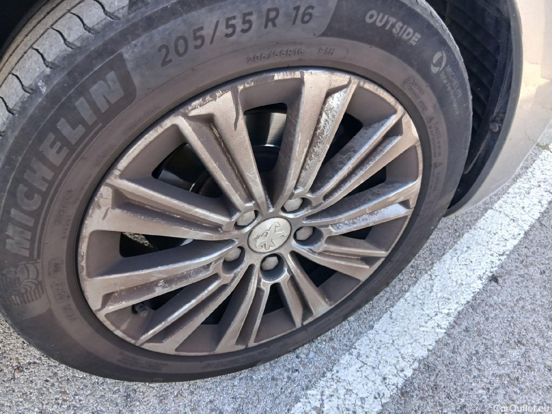  Peugeot  308 PEUGEOT  / 2017 / 5P / familiar SW Allure Pack PureTech 130 S&S #45