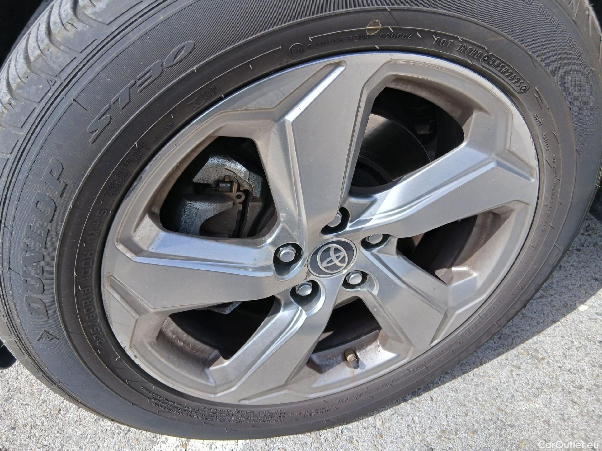  Toyota  RAV4 TOYOTA  / 2018 / 5P / todoterreno 2.5l 220H Advance #8