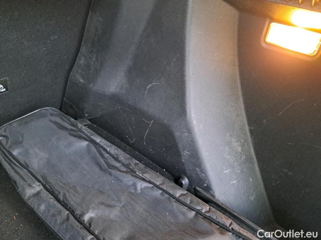  Peugeot  2008 PEUGEOT  / 2019 / 5P / todoterreno Allure BlueHDI 81kW (110CV) #20