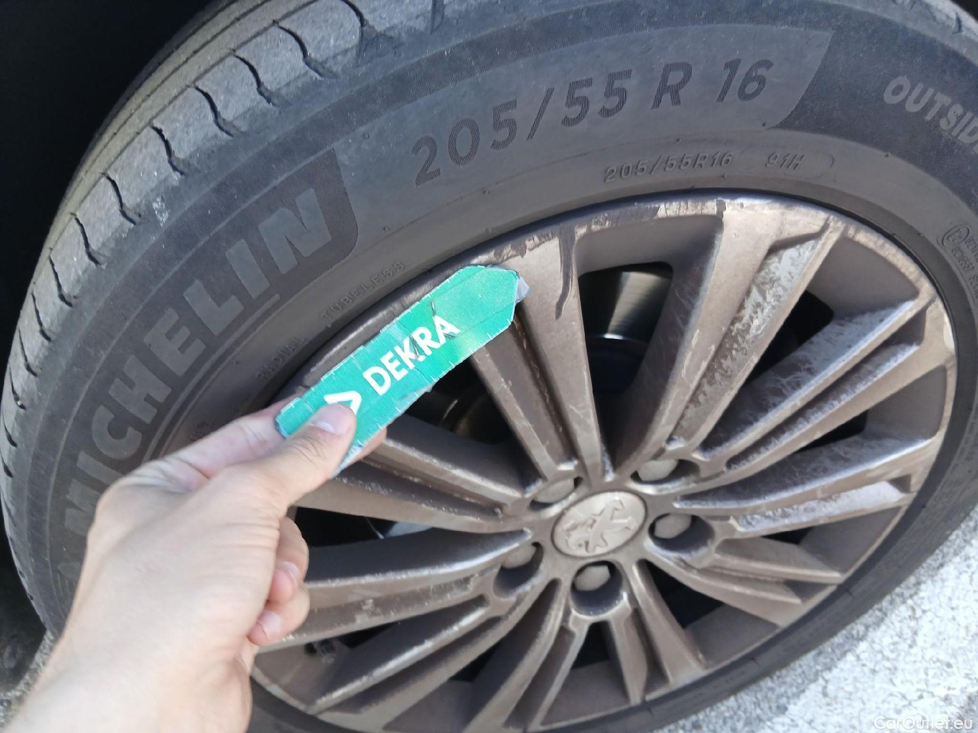  Peugeot  308 PEUGEOT  / 2017 / 5P / familiar SW Allure Pack PureTech 130 S&S #46