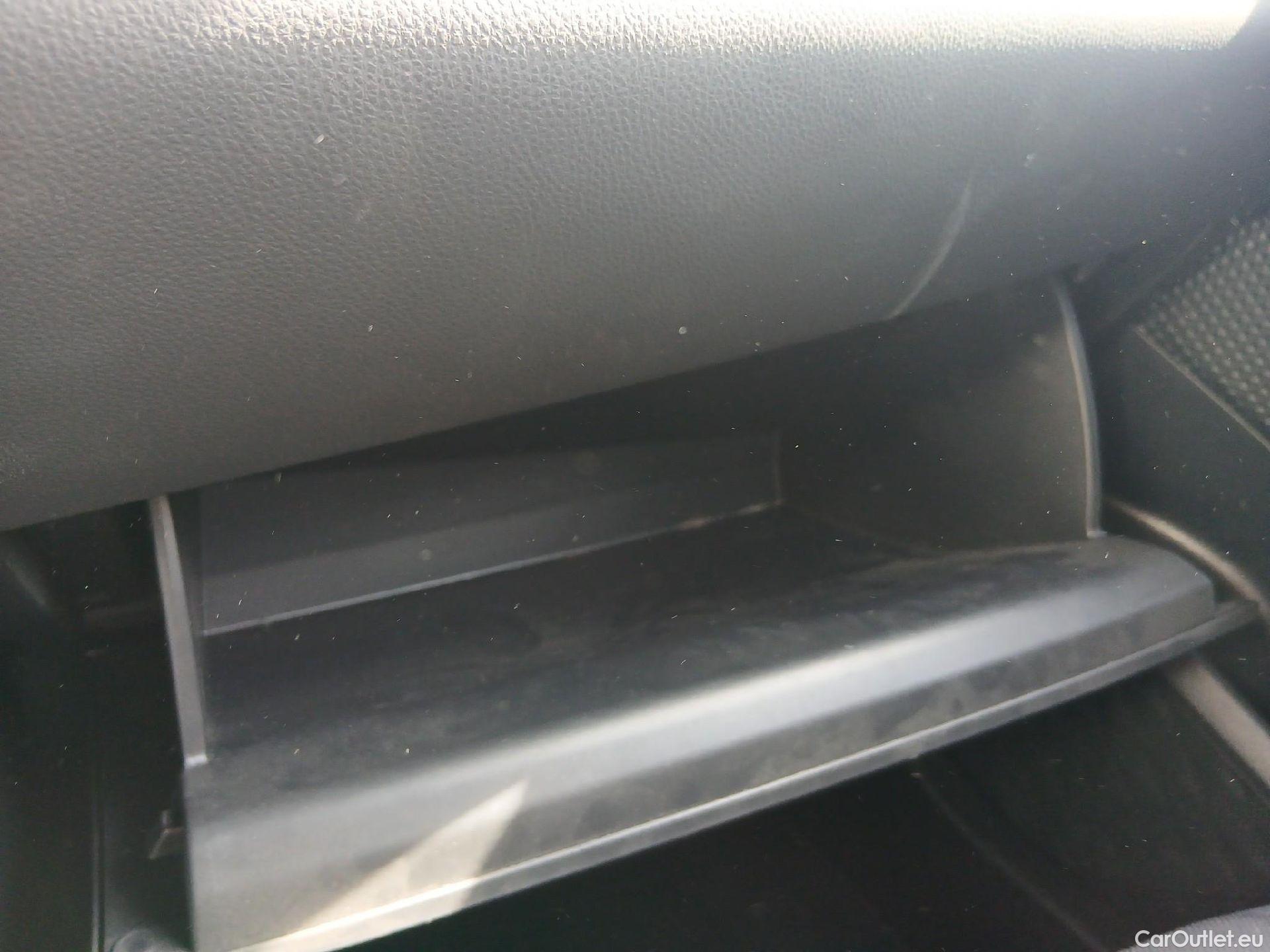  Toyota  C-HR TOYOTA  / 2019 / 5P / todoterreno 2.0 180H Advance #5