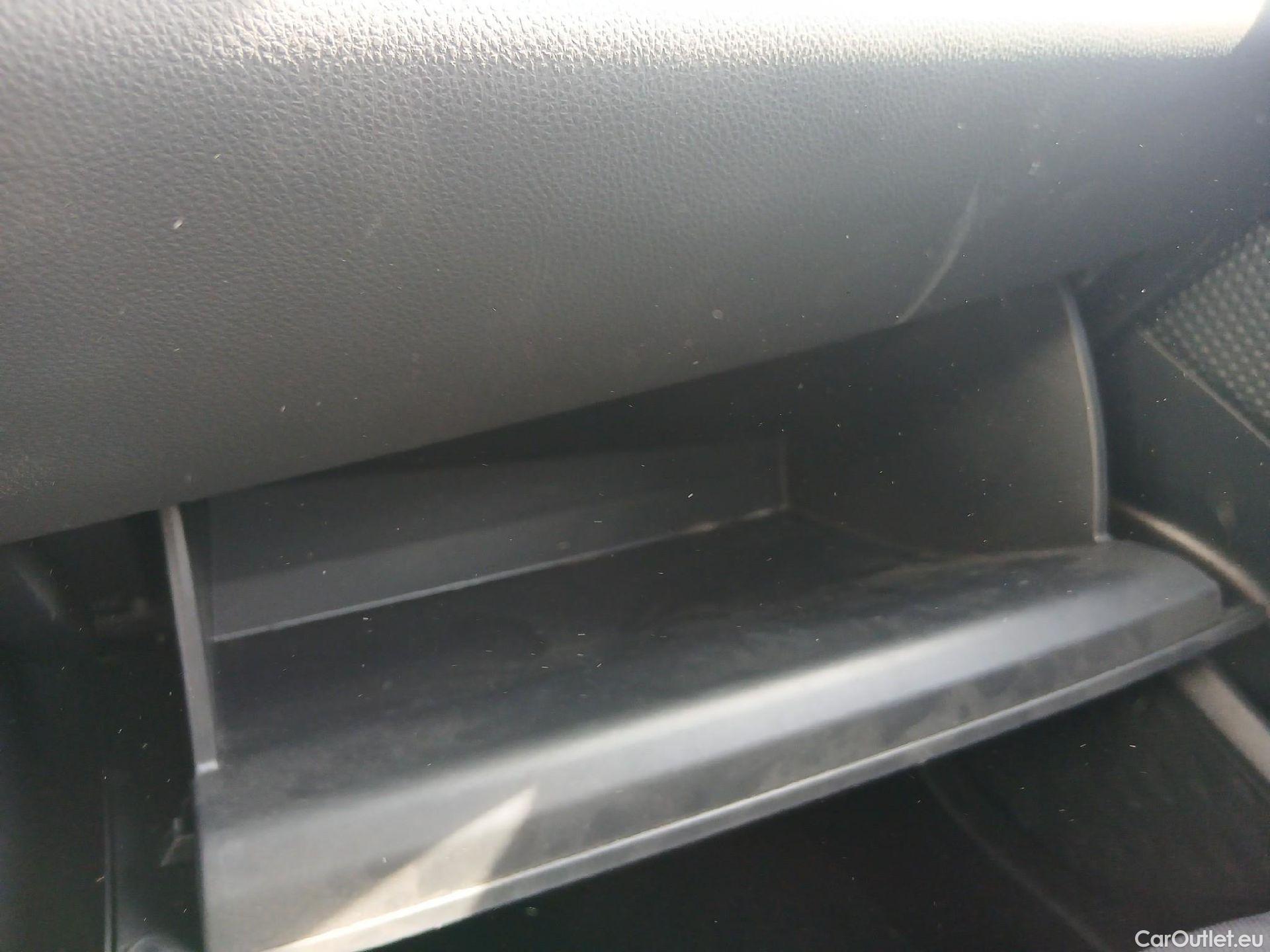  Toyota  C-HR TOYOTA  / 2019 / 5P / todoterreno 2.0 180H Advance #4