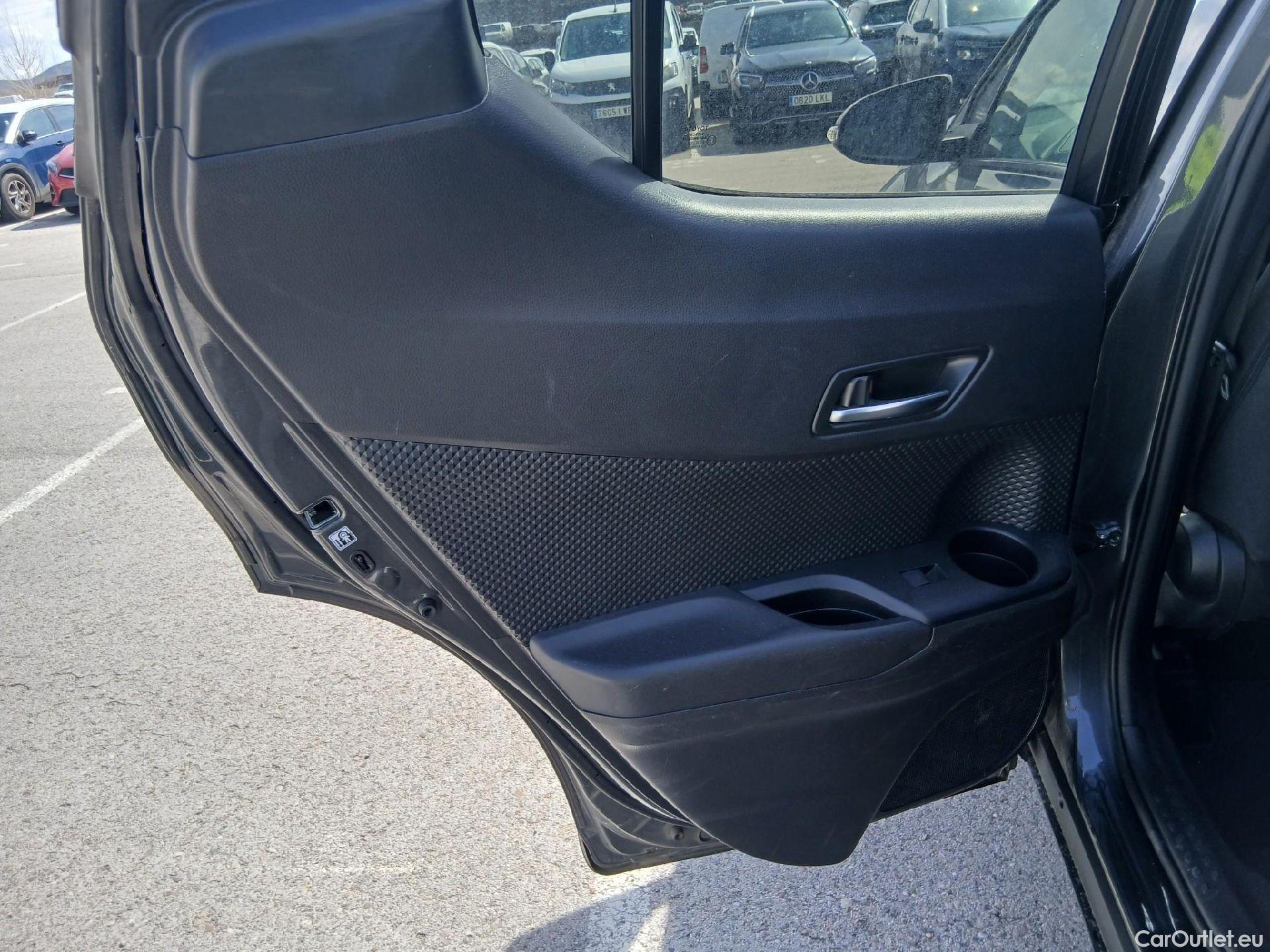  Toyota  C-HR TOYOTA  / 2019 / 5P / todoterreno 2.0 180H Advance #26