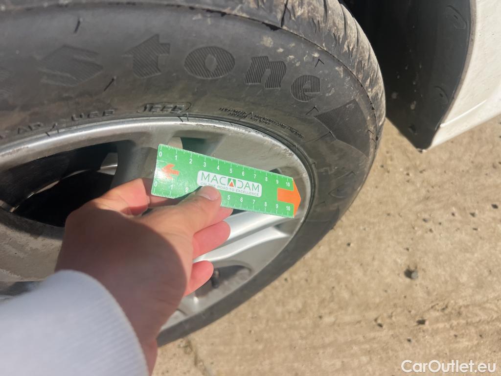  Toyota  Yaris TOYOTA  / 2020 / 5P / berlina con portón 1.5 120H Business Plus #22