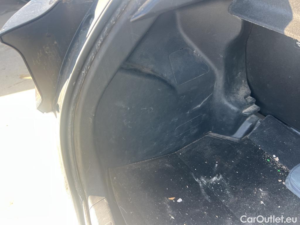  Toyota  Yaris TOYOTA  / 2020 / 5P / berlina con portón 1.5 120H Business Plus #32