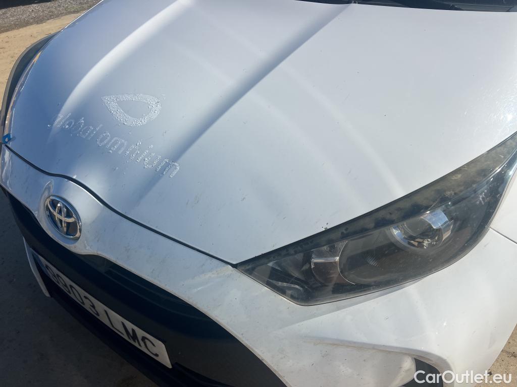  Toyota  Yaris TOYOTA  / 2020 / 5P / berlina con portón 1.5 120H Business Plus #19