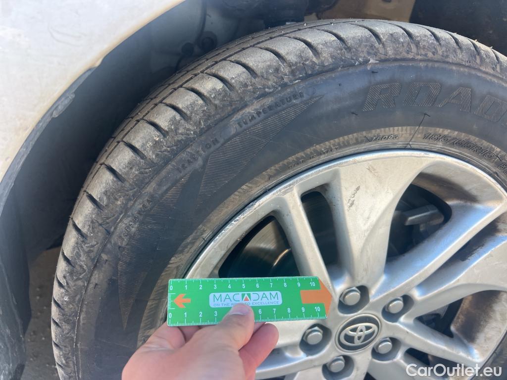  Toyota  Yaris TOYOTA  / 2020 / 5P / berlina con portón 1.5 120H Business Plus #24