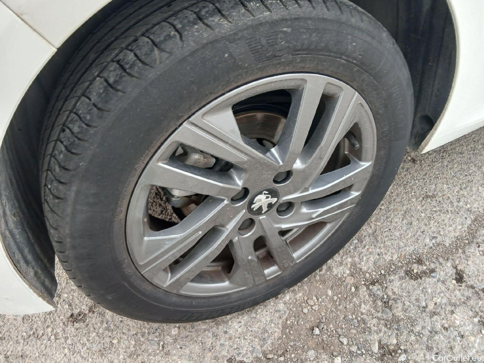  Peugeot  208 PEUGEOT  / 2019 / 5P / berlina con portón BlueHDi 73kW (100CV) Active Pack (AC2) #19