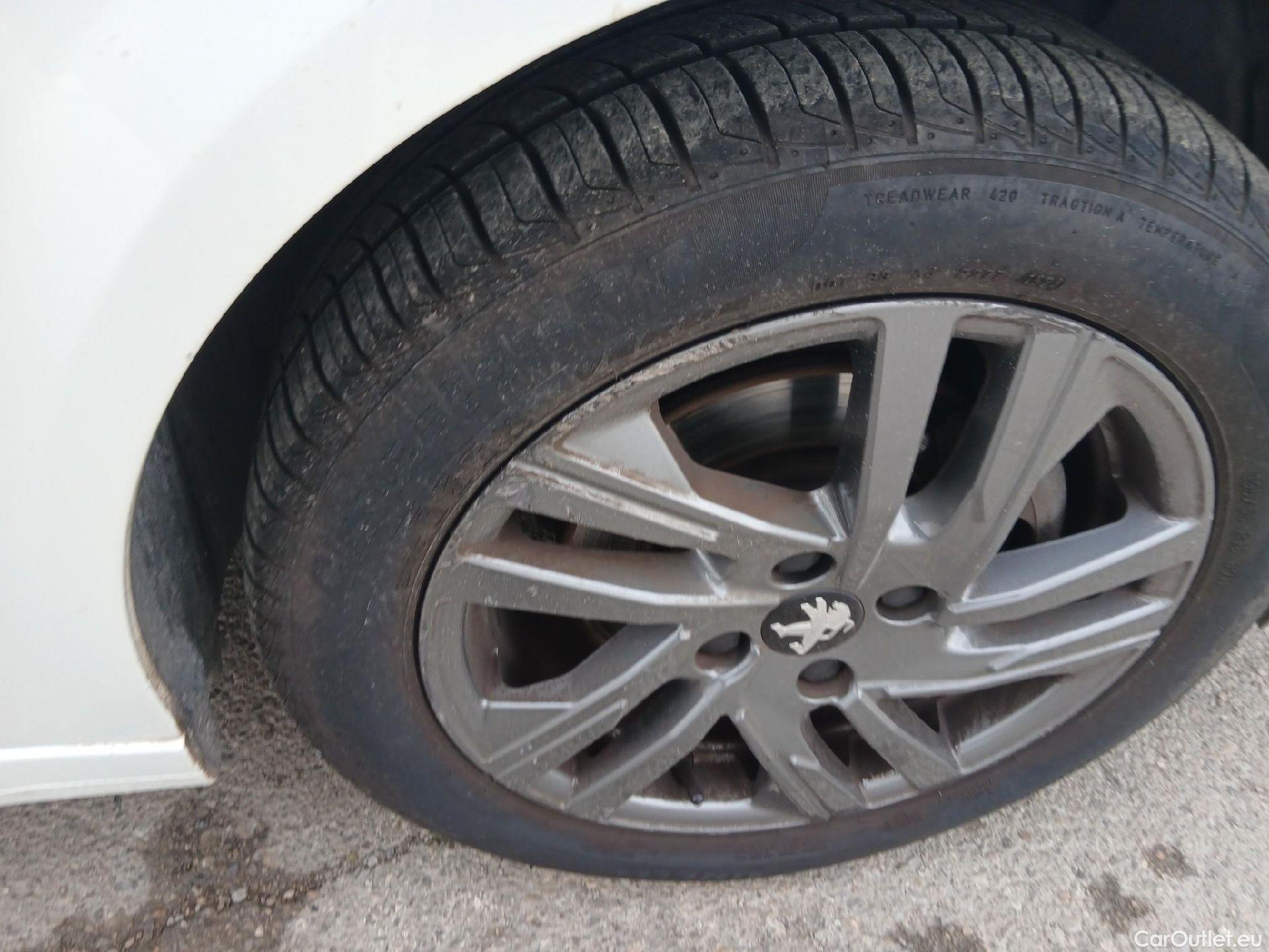  Peugeot  208 PEUGEOT  / 2019 / 5P / berlina con portón BlueHDi 73kW (100CV) Active Pack (AC2) #29