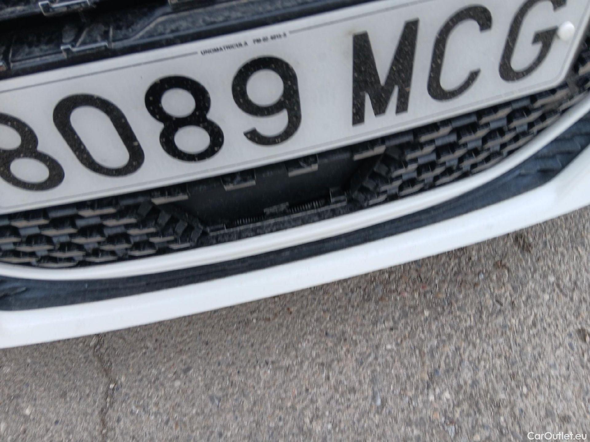  Peugeot  208 PEUGEOT  / 2019 / 5P / berlina con portón BlueHDi 73kW (100CV) Active Pack (AC2) #4