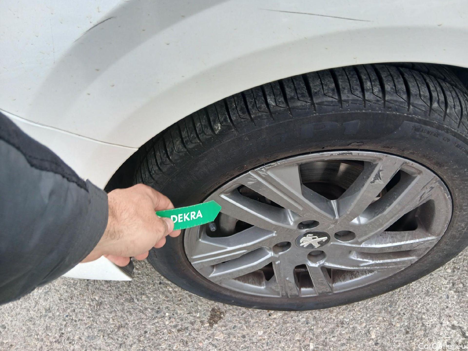  Peugeot  208 PEUGEOT  / 2019 / 5P / berlina con portón BlueHDi 73kW (100CV) Active Pack (AC2) #6