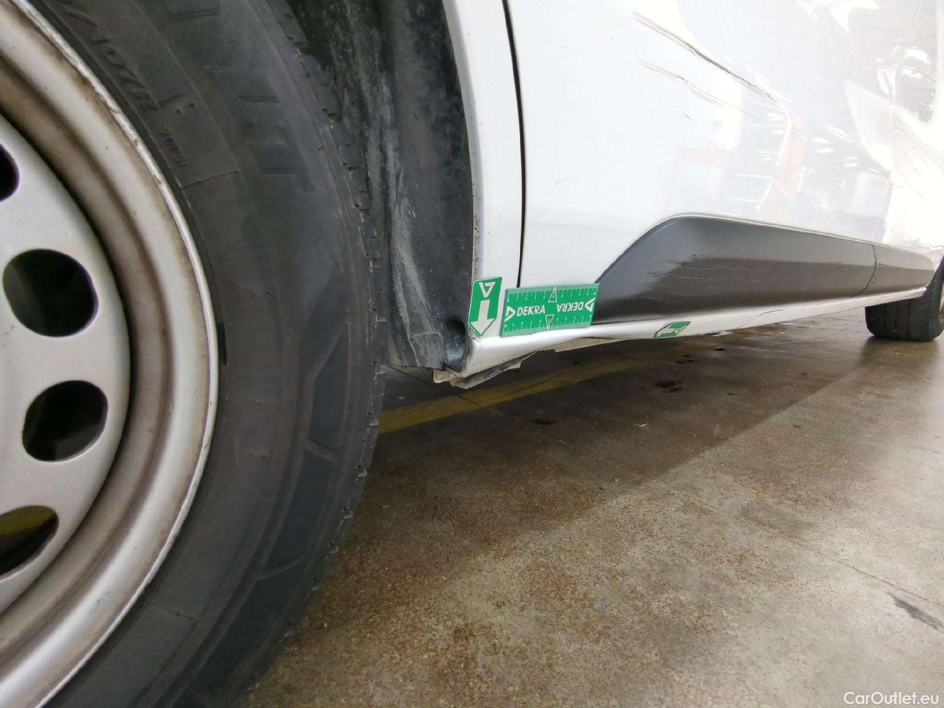  Peugeot  Expert  Fourgon Premium L1 1.5 HDi 120CV BVM6 E6d #36