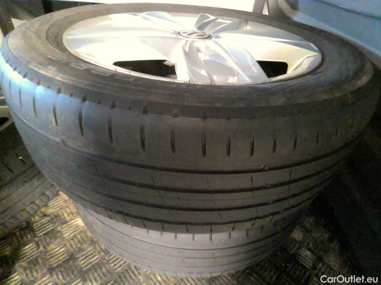  Volkswagen  Caddy  TDI 110 Maxi 4WD Aut. #1