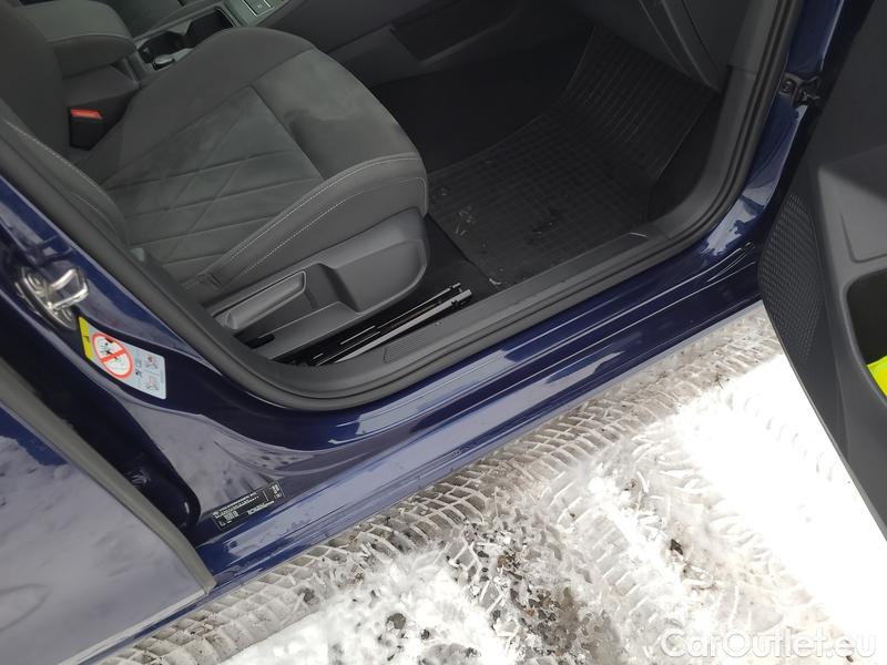  Volkswagen  Golf  VIII Variant (CG5) 2020 Var.2.0TDI 110 Style 5d #26