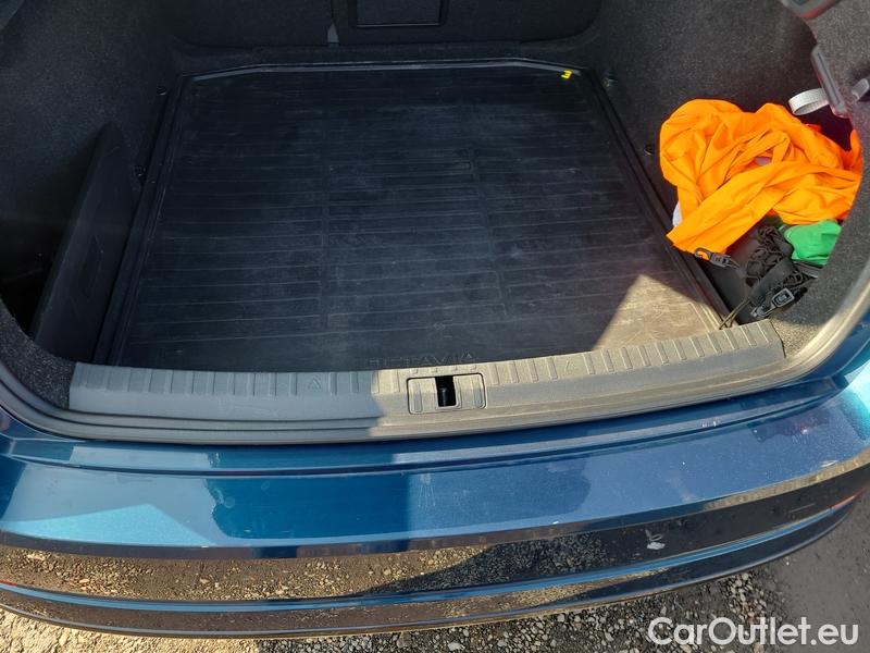  Skoda  Octavia  Lim. (NX3)(2020) Oct.2.0 TDI 85 Sportline AT #1