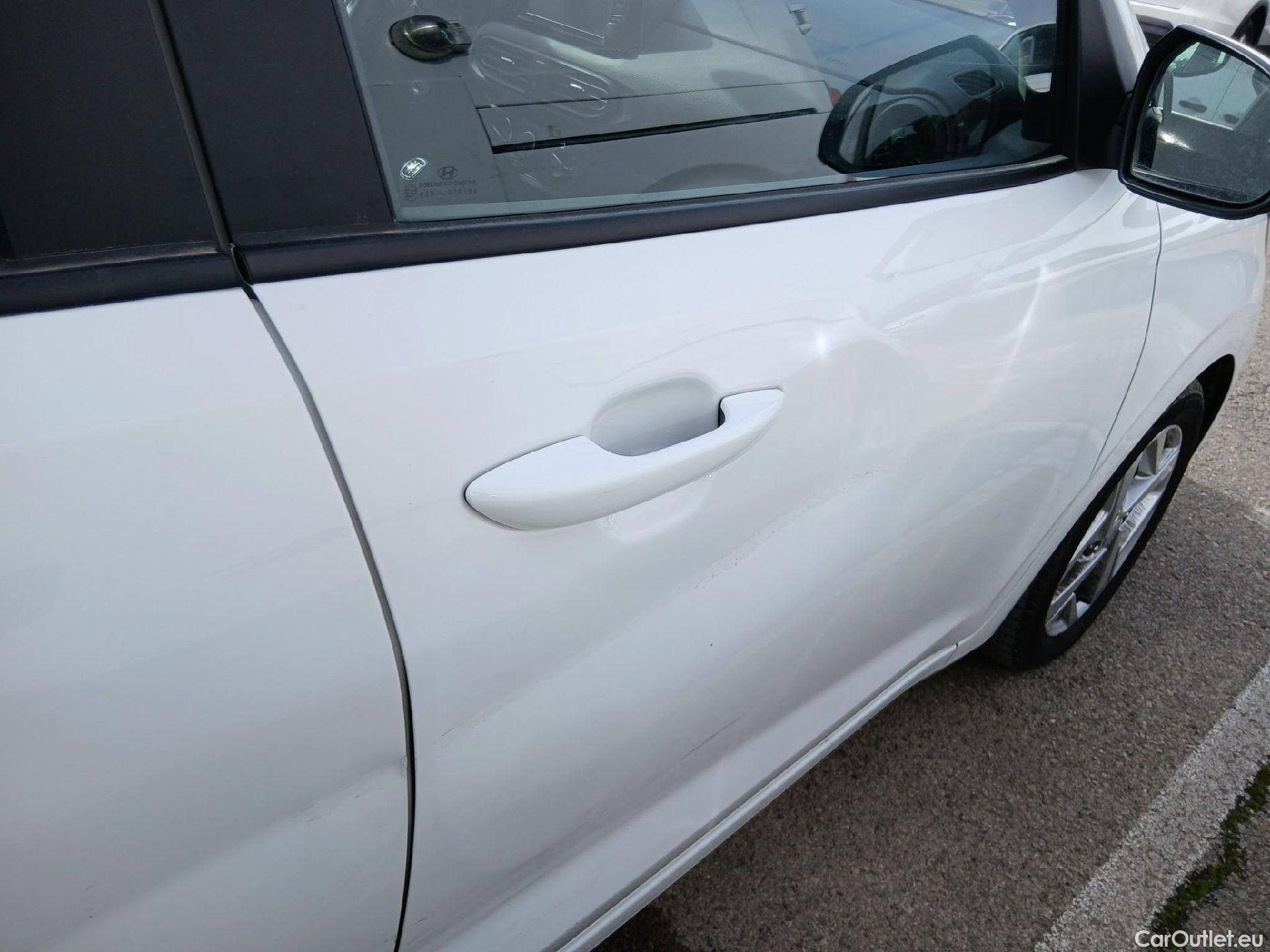  Hyundai  i10 HYUNDAI  / 2020 / 5P / berlina con portón 1.0 Klass #25