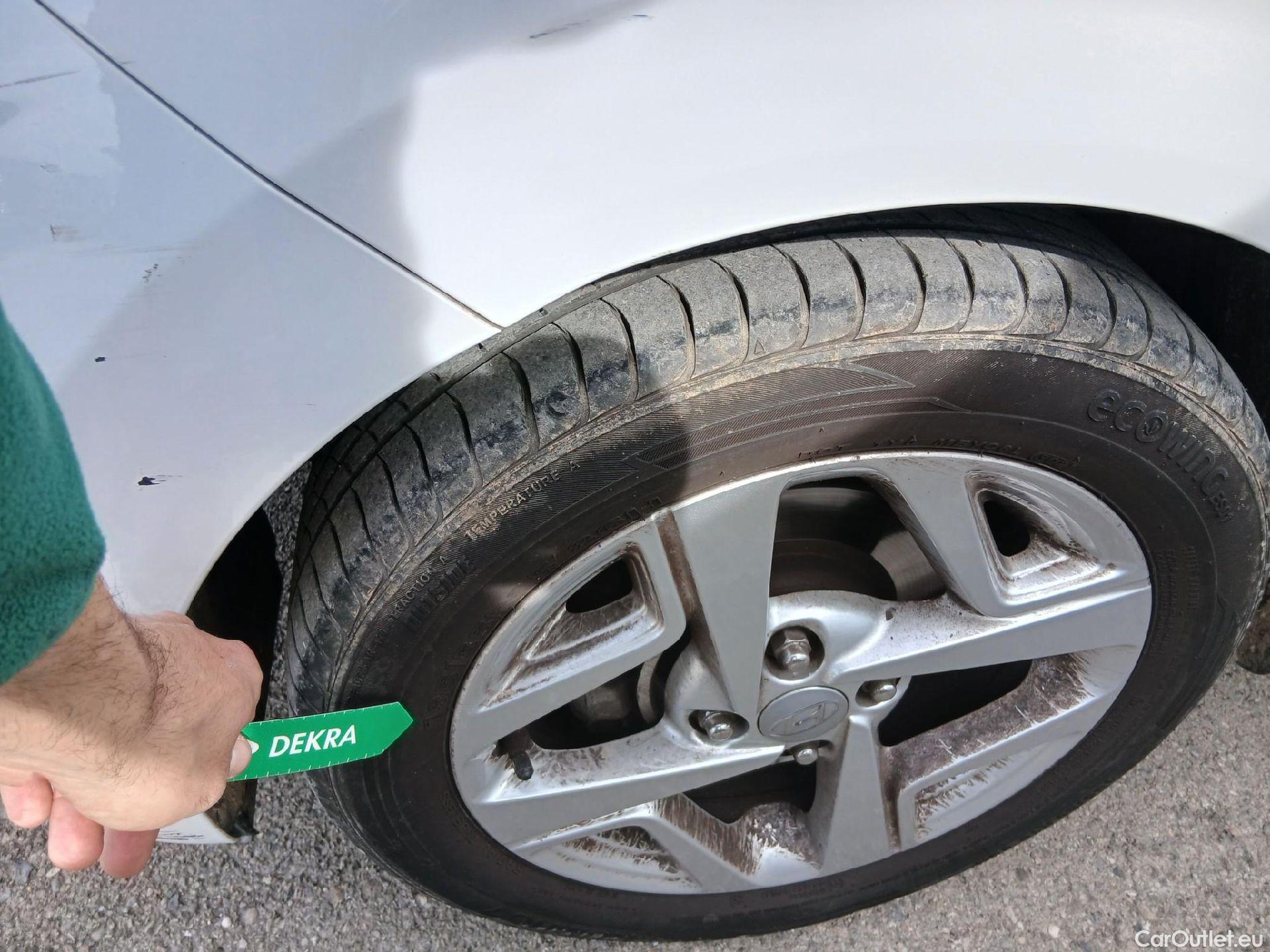  Hyundai  i10 HYUNDAI  / 2020 / 5P / berlina con portón 1.0 Klass #6