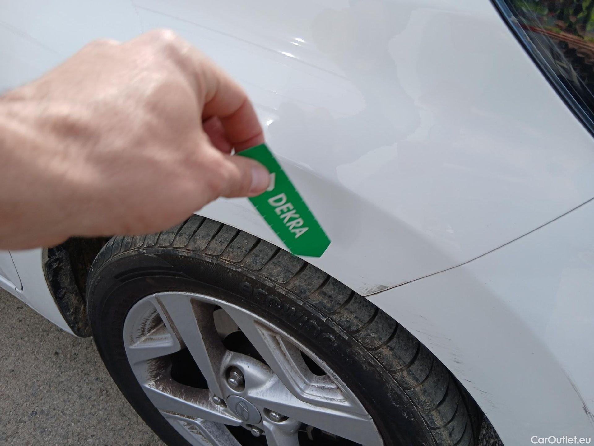  Hyundai  i10 HYUNDAI  / 2020 / 5P / berlina con portón 1.0 Klass #32