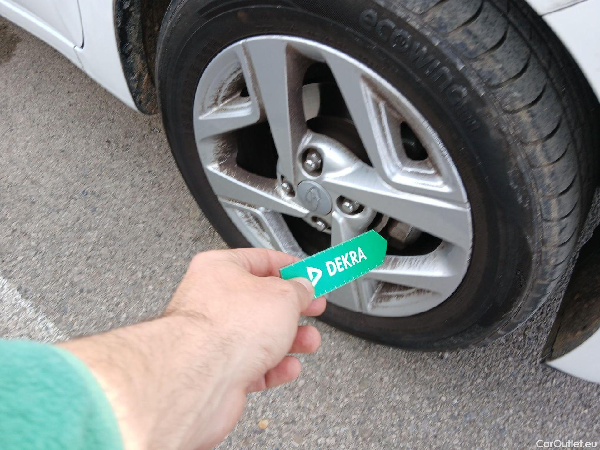  Hyundai  i10 HYUNDAI  / 2020 / 5P / berlina con portón 1.0 Klass #35