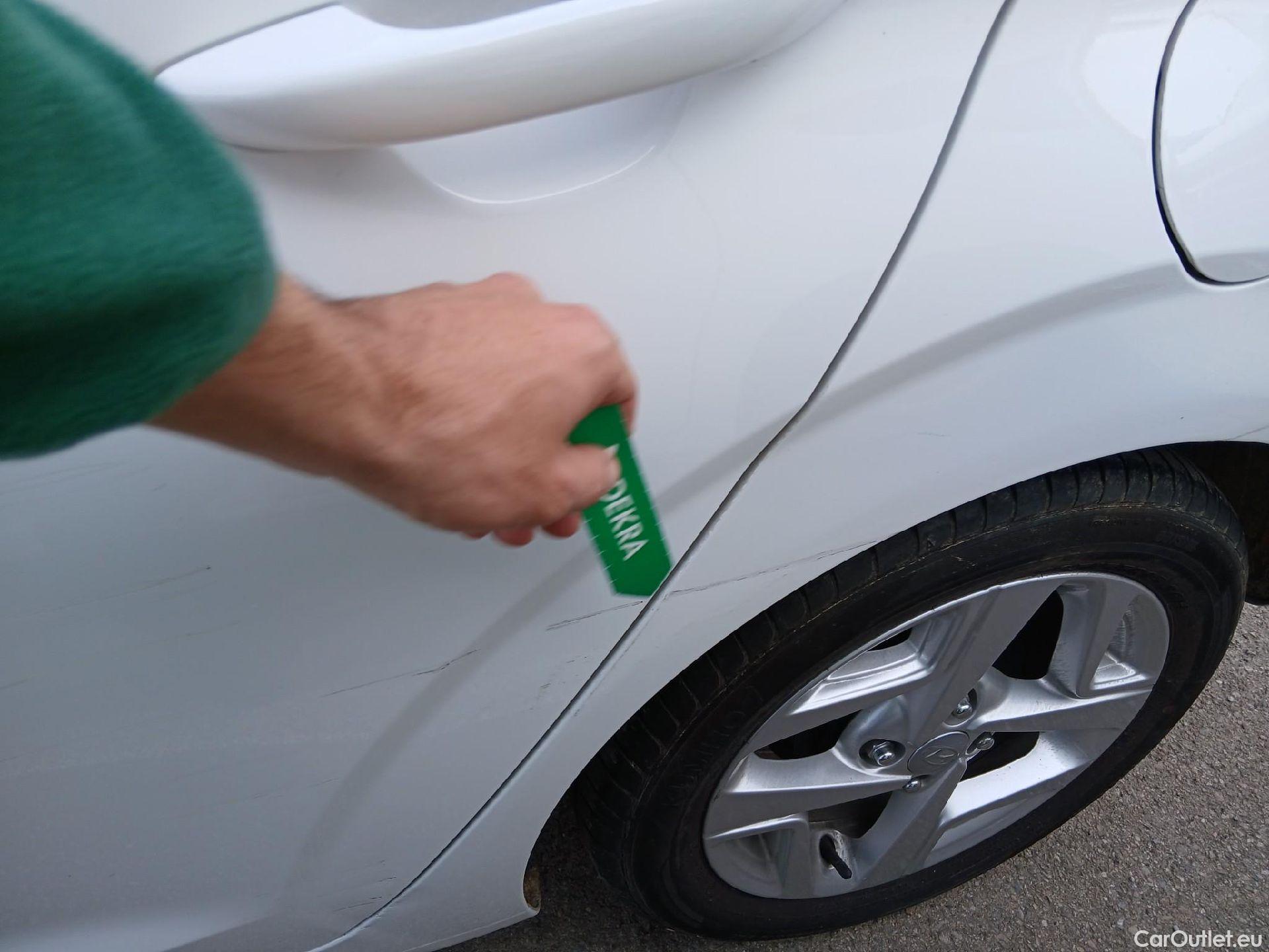  Hyundai  i10 HYUNDAI  / 2020 / 5P / berlina con portón 1.0 Klass #16