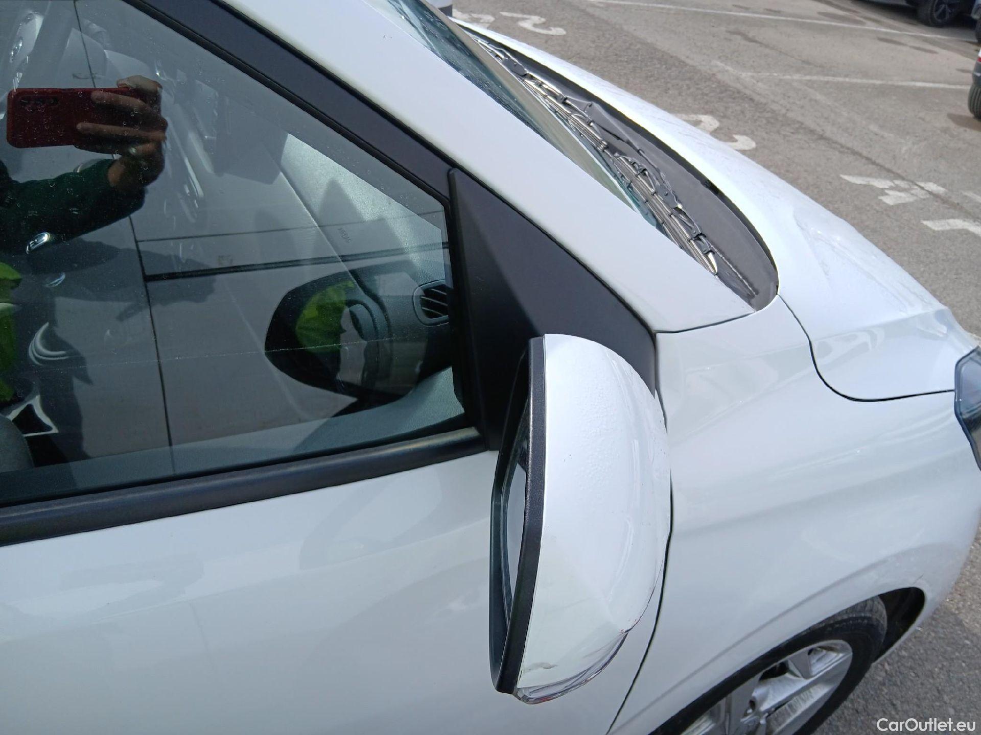  Hyundai  i10 HYUNDAI  / 2020 / 5P / berlina con portón 1.0 Klass #28