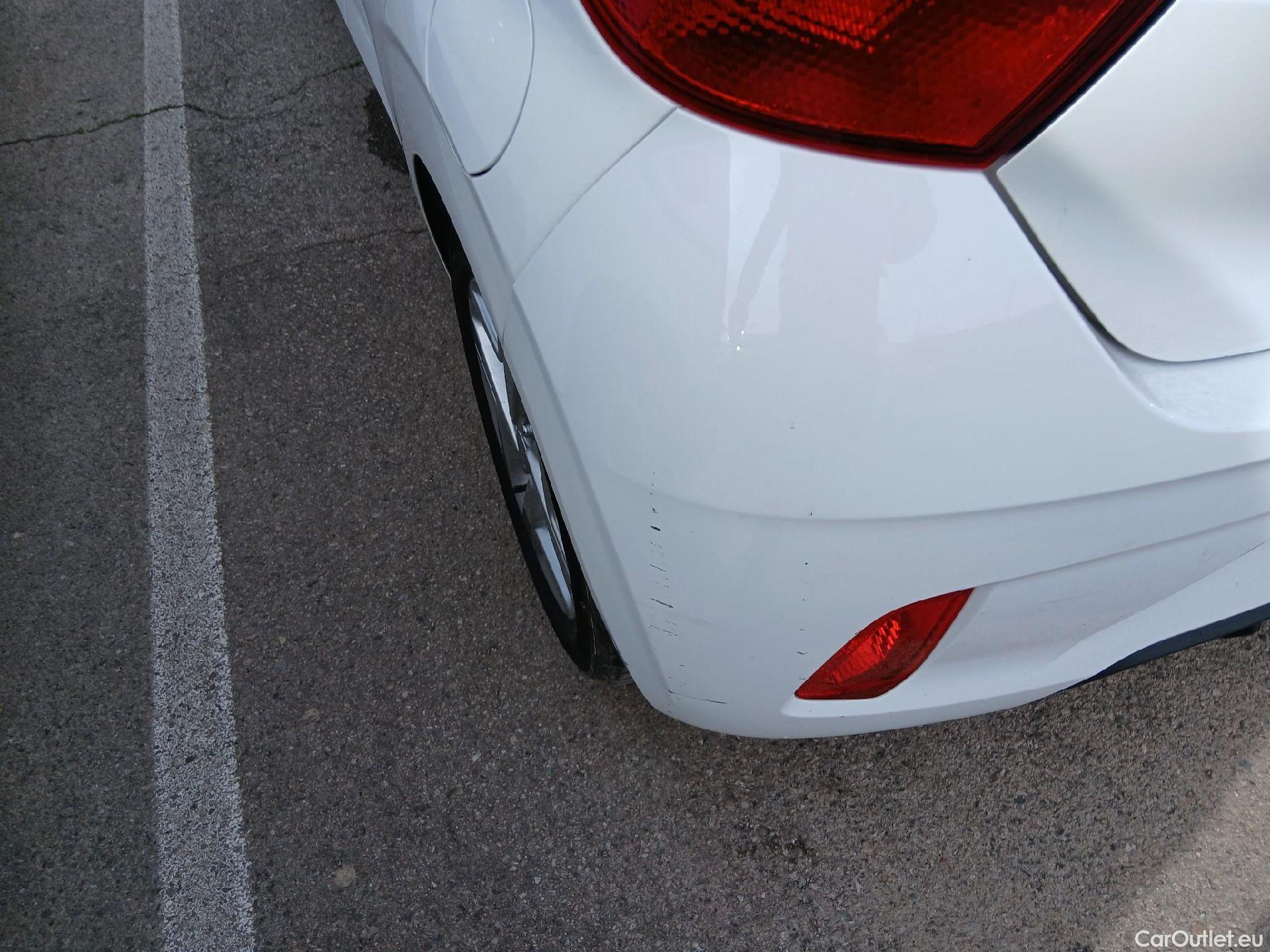  Hyundai  i10 HYUNDAI  / 2020 / 5P / berlina con portón 1.0 Klass #17