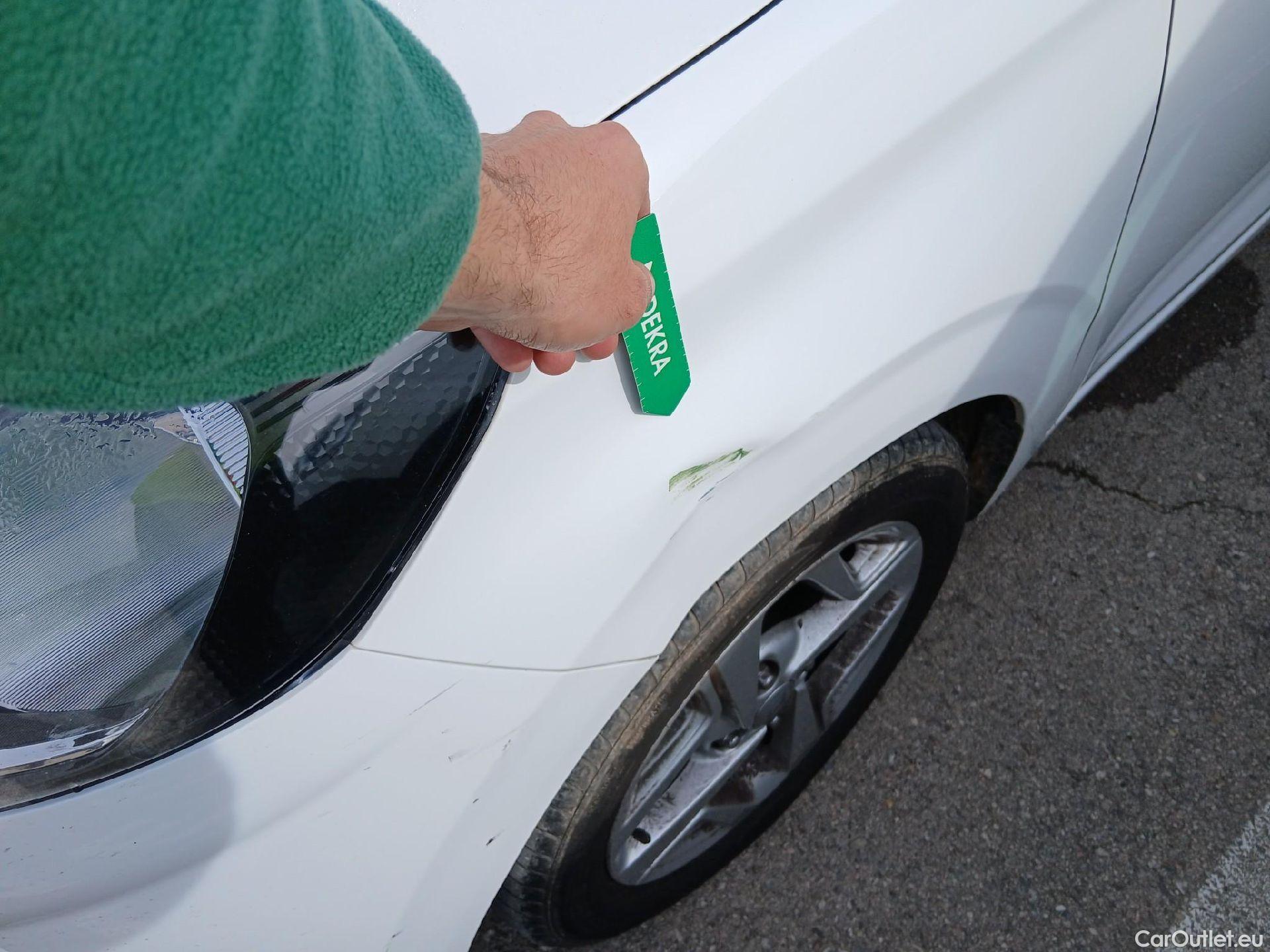  Hyundai  i10 HYUNDAI  / 2020 / 5P / berlina con portón 1.0 Klass #3