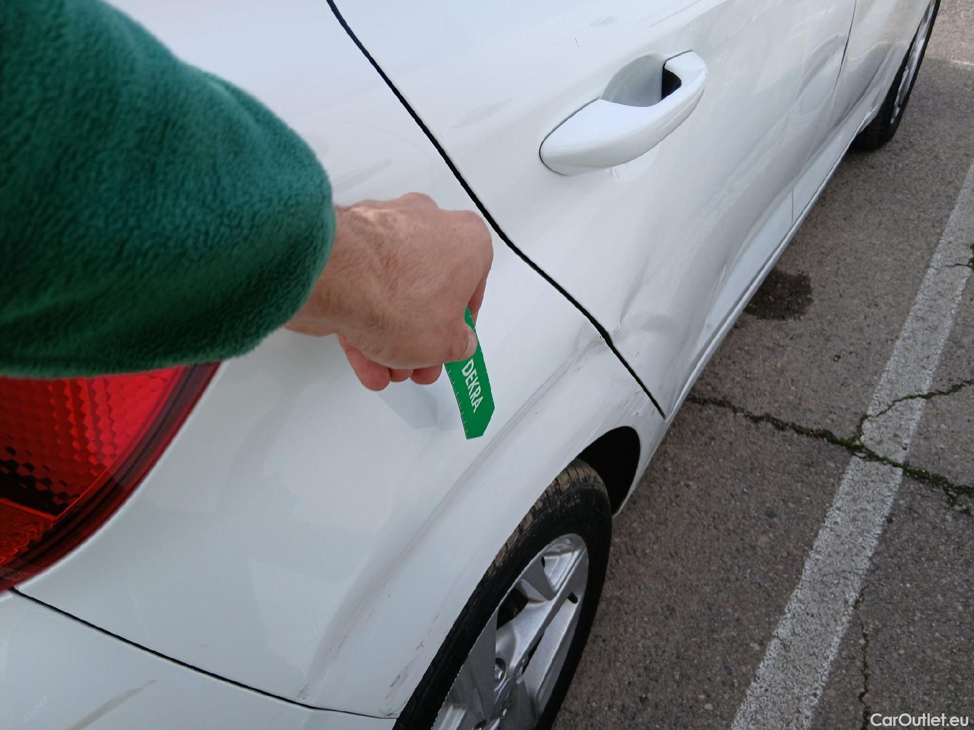  Hyundai  i10 HYUNDAI  / 2020 / 5P / berlina con portón 1.0 Klass #19