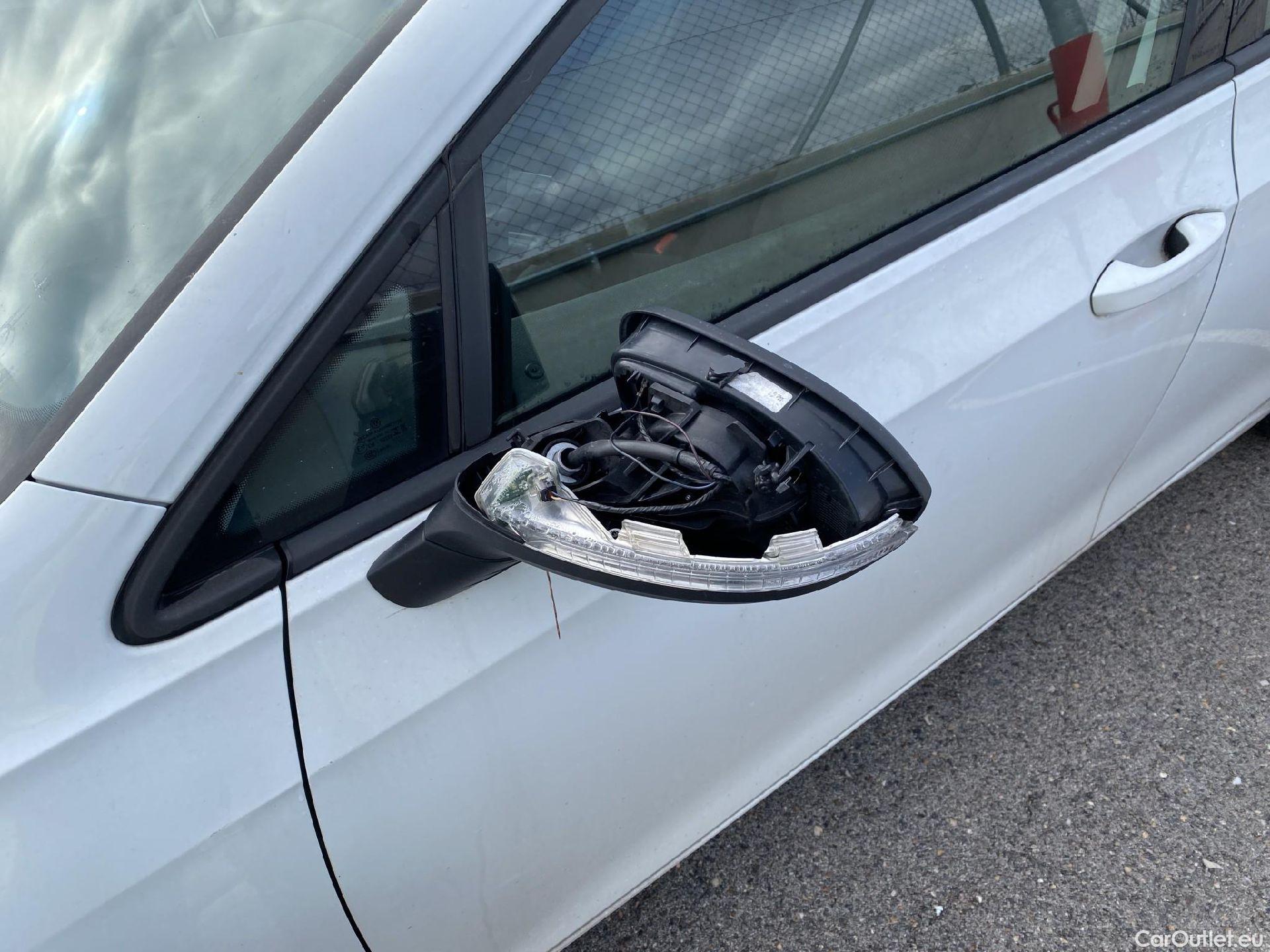  Volkswagen  Golf  VOLKSWAGEN / 2020 / 5P / berlina con portón 2.0 TDI 85kW (115CV) #4